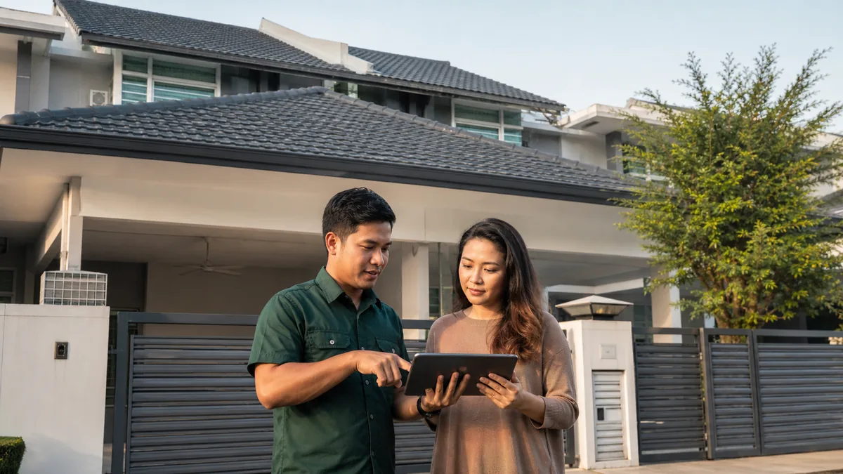 Semakan akhir dan serahan atap baharu kepada pemilik rumah